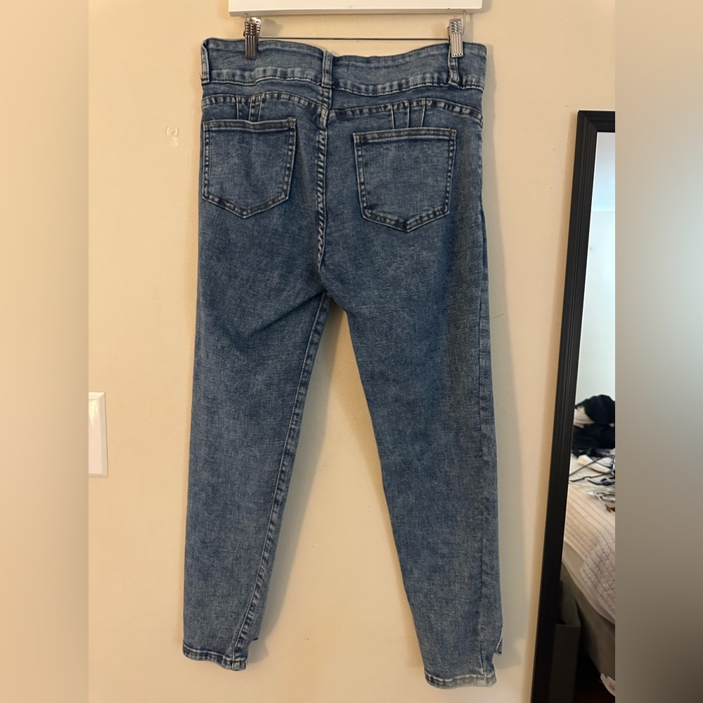 Between Us woman’s cropped stretch jeans. - Picture 2 of 4